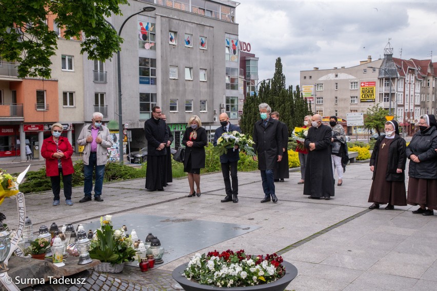 100. rocznica urodzin Karola Wojtyły. Złożono kwiaty i zapalono znicze przed pomnikiem papieskim w Stargardzie ZDJĘCIA