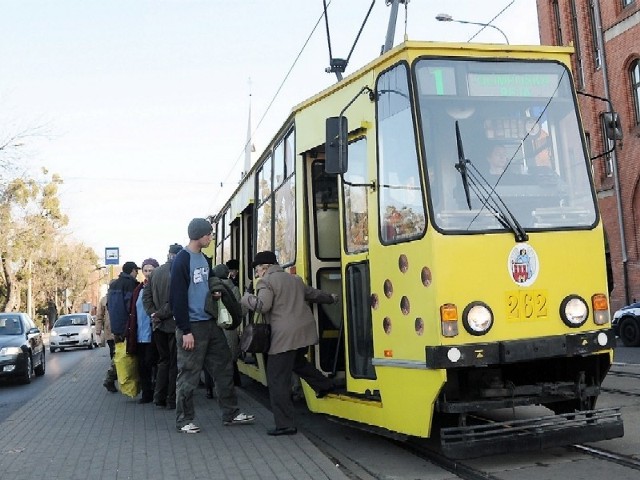 Od 2013 r pasażerowie w Toruniu za pomocą komórek kupią bilety jednorazowy oraz miesięczne na autobus i tramwaj