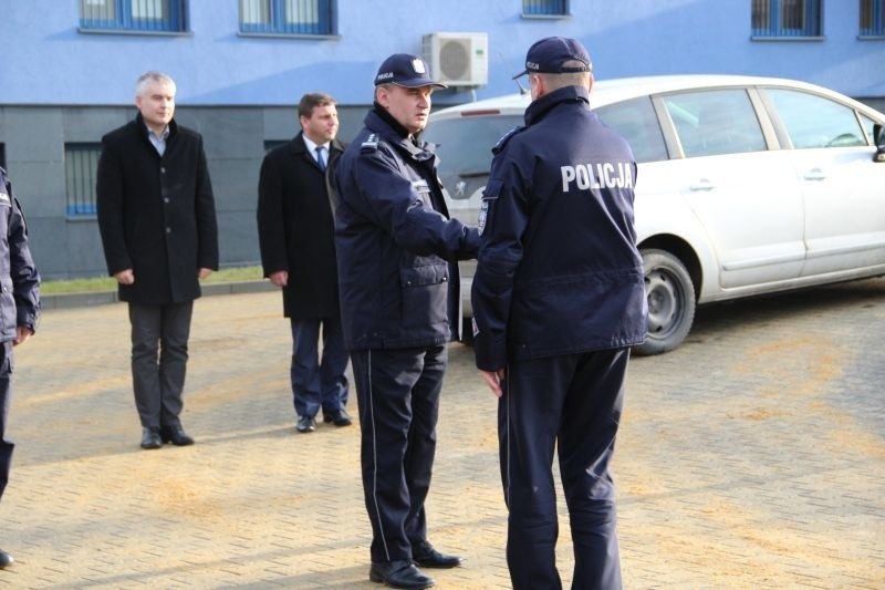 Staszowscy policjanci otrzymali dwa nowe radiowozy (ZDJĘCIA)