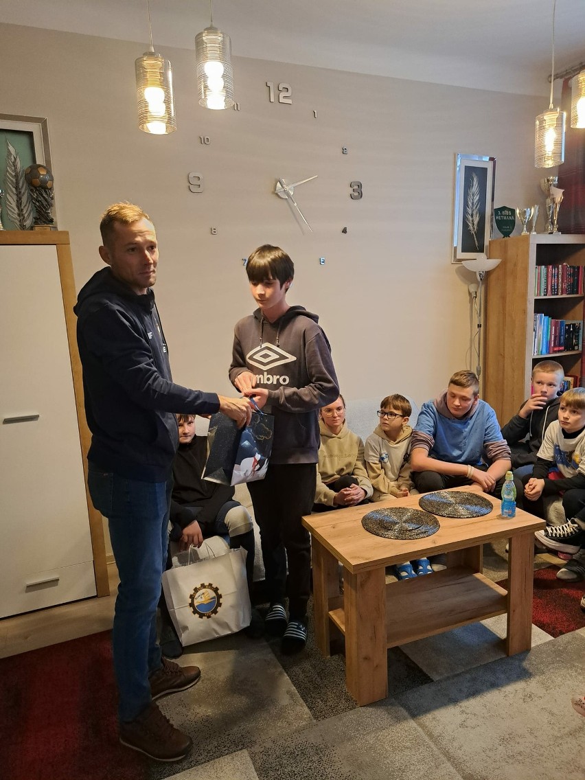 Piłkarze ekstraklasowej Stali Mielec odwiedzili podopiecznych Domu Dziecka w Skopaniu, przywieźli prezenty