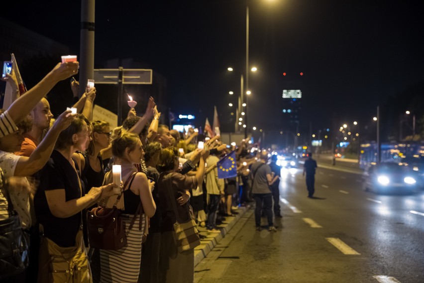 "Łańcuch Światła" w Krakowie. Protestujący wyszli na ulicę [ZDJĘCIA, WIDEO]