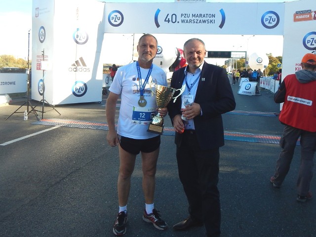 Marek Tronina, dyrektor Maratonu Warszawskiego gratuluje Wojciechowi Paskowi