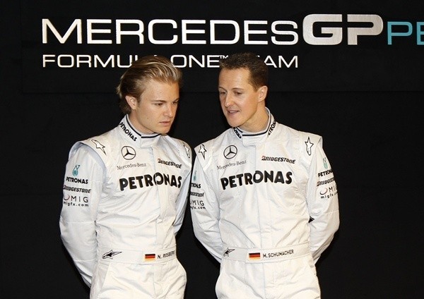 Nico Rosberg (z lewej) i Michael Schumacher, kierowcy zespołu Mercedes GP Petronas.