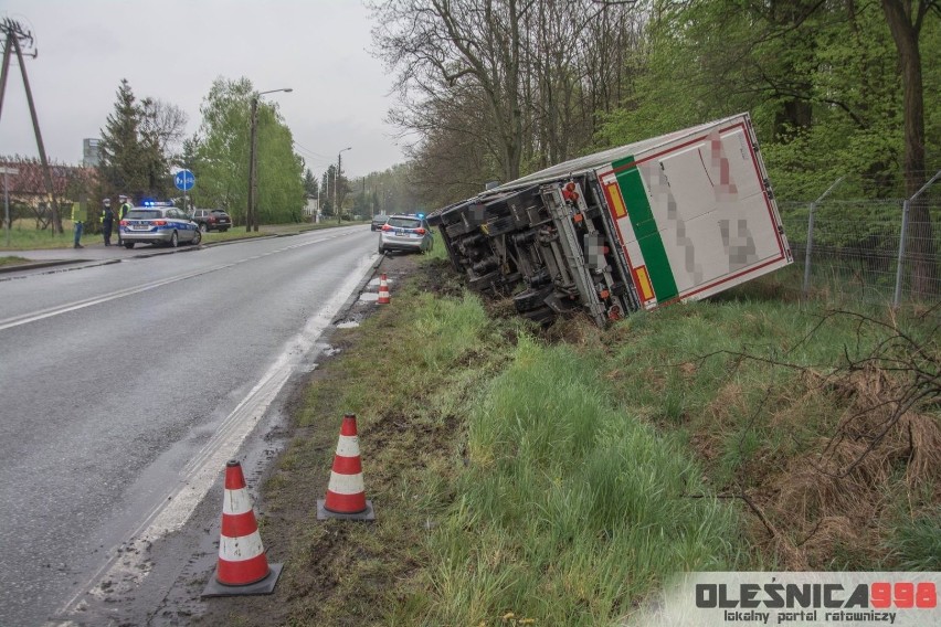 Wypadek pod Oleśnicą. Tir w rowie, jego kierowca być może uratował życie kierowcy osobowej skody (ZDJĘCIA)