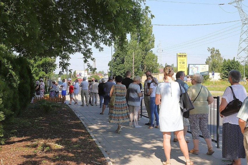 Łodzianie z samego rana tłumnie ruszyli do urn. Kolejki...