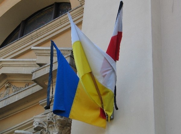 Polska, ukraińska i papieska flaga wiszą na wspólnych...