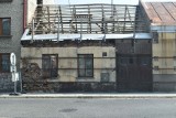 Z domu przy Szaflarskiej w Nowym Targu sypie się tynk i odpadają cegły. Robi się niebezpiecznie. Właściciel ma to jednak za nic 