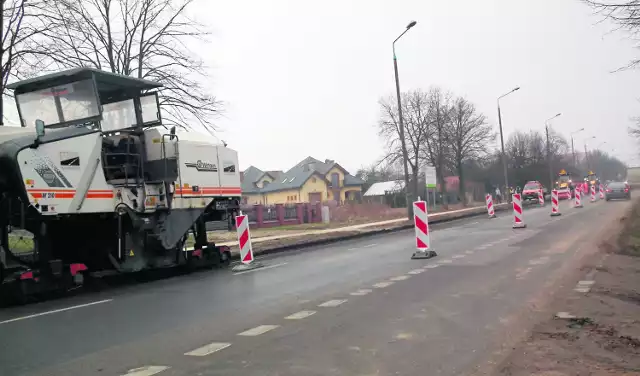 We wtorek rano drogowcy pojawili się na ulicy Kozienickiej. Prace zaczęli od frezowania asfaltu. W kolejnych dniach ułożą tam dwie nowe warstwy nawierzchni i wymalują oznakowanie poziome.