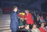 Michał Milowicz zaśpiewał dla pań w Ostrowcu Świętokrzyskim. Były też kwiaty od prezydenta [ZDJĘCIA]