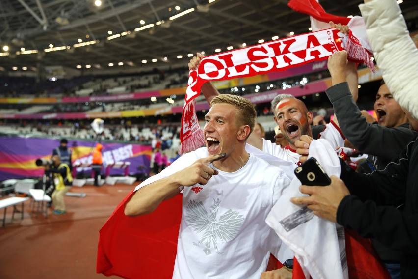 Piotr Lisek cieszy się ze zdobycia medalu razem z mistrzem...