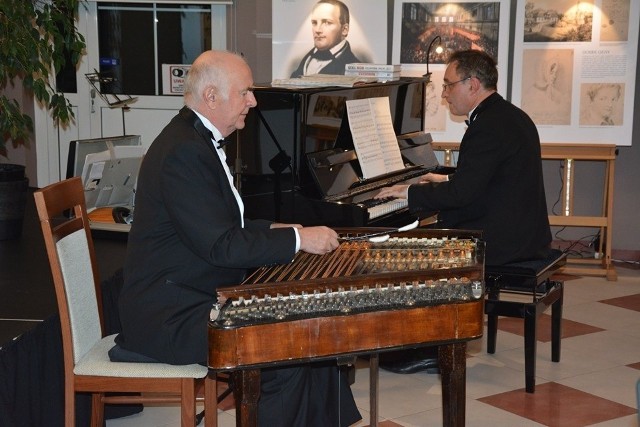 Koncert odbył się w piątek, 27 września, w sali widowiskowej Gminnej Biblioteki Publicznej w Zakrzewie i uznano go za "wyjątkowy". Wystąpił bowiem znakomity duet koncertujący na całym świecie: Robert Grudzień -fortepian i Georgij Agratina - cymbały i fletnia Pana.