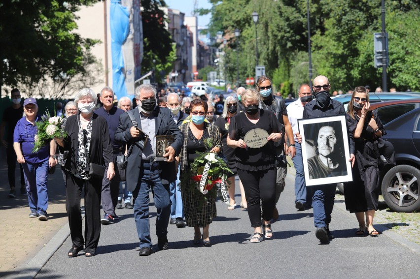 Przejmujący pogrzeb Michała Giercuszkiewicza w Katowicach. Organy Józefa Skrzeka w kościele, harmonijka bluesowa pod katedrą