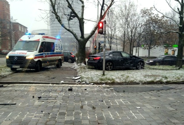 Według wstępnych ustaleń, winnym spowodowania wypadku jest kierujący BMW mężczyzna, który wyjeżdżając z ul. Zaporoskiej wjechał na skrzyżowanie z ul. Kruczą na czerwonym świetle