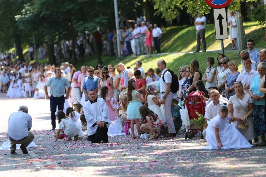 Tłumy wiernych przeszły w procesji ulicami Sandomierza