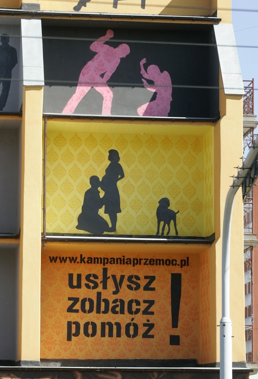 Mural na ścianie kamienicy przy ulicy Wyszyńskiego we...