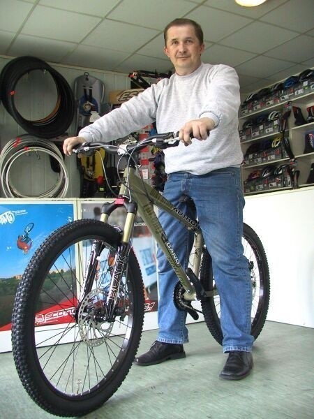 Sławomir Pióro prezentuje rower do trialu, ciężki, masywny,...