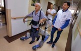 Szpital Miejski od wtorku testuje chodzik, który pomaga postawić na nogi ludzi, m.in. po udarach
