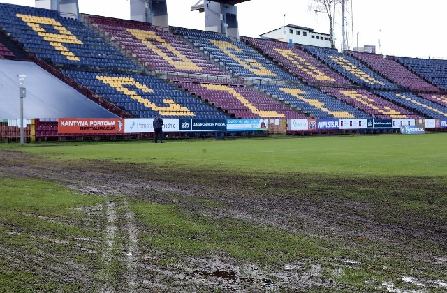 Prace kosmetyczne na murawie stadionu Pogoni Szczecin.