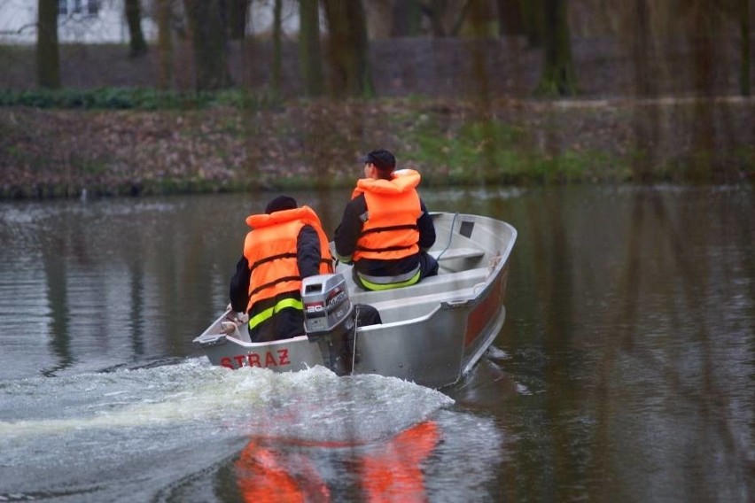 Leżał na wyspie na środku stawu. Był kompletnie pijany i nie...