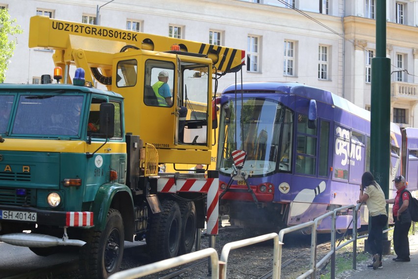 Tramwaj linii 13 wykoleił się na alei Korfantego w...