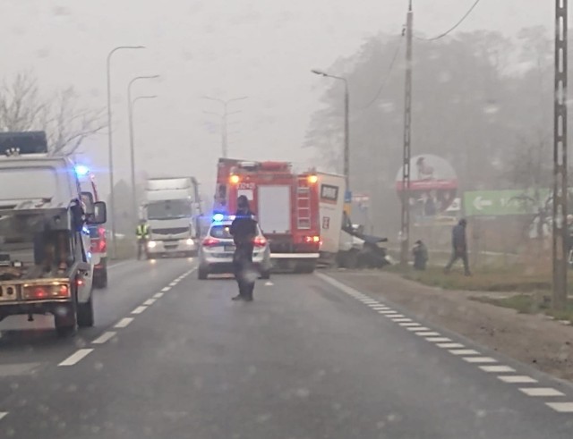 W poniedziałek około godziny 13 w Radomiu, niedaleko ronda kozienickiego na wylotówce w stronę Zwolenia zderzyły się samochód dostawczy i samochód osobowy. Zablokowany został jeden pas ruchu, błyskawicznie utworzyły się ogromne kroki.  Na szczęście w zderzeniu nikt nie ucierpiał, utrudnienia trwały jednak przed ponad 1,5 godziny i zakończyły się około 14.30. Początkowo droga była całkowicie zablokowana, potem zablokowany był jeden pas a policja kierowała ruchem.  Na kolejnych slajdach zobaczcie zdjęcia ze zderzenia na wylotówce z Radomia na Zwoleń