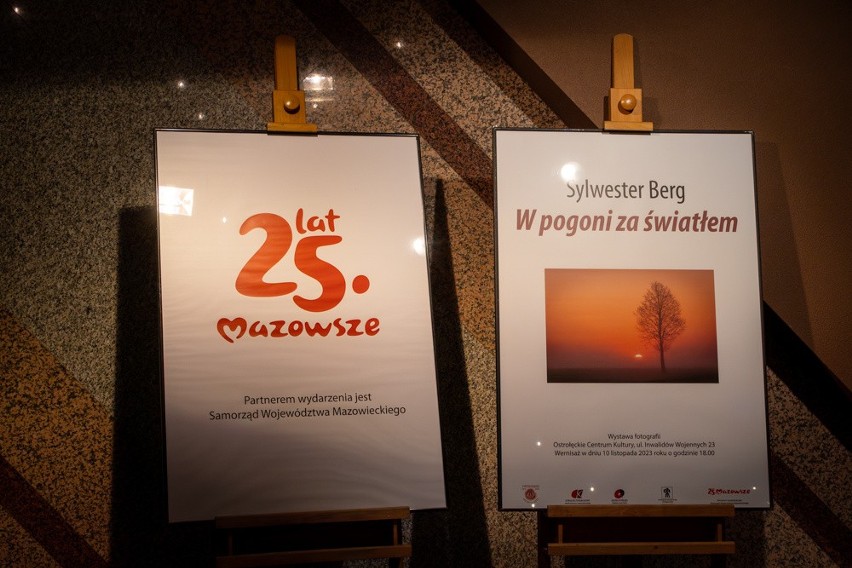 Wystawa fotografii Sylwestra Berga „W pogoni za światłem” prezentowana jest w holu Ostrołęckiego Centrum Kultury. Wernisaż był 10.11.2023