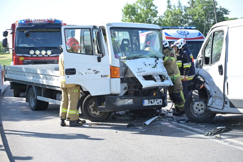 W Radzyniu Chełmińskim zderzyły się dwa samochody dostawcze. Jedna osoba trafiła do szpitala