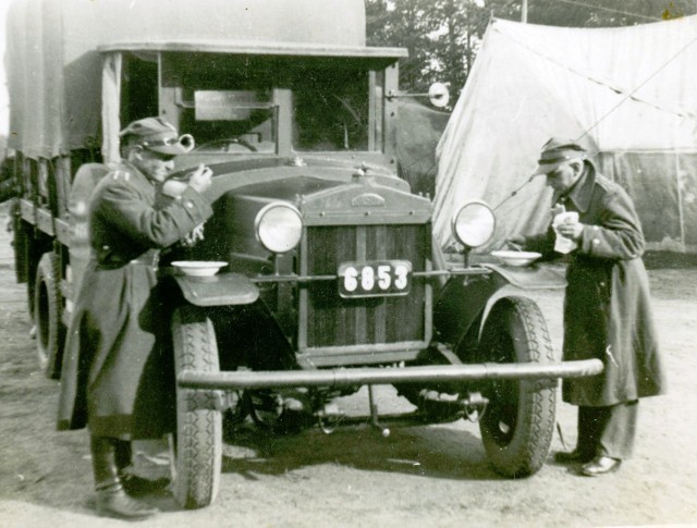 Ciężarówka Ursus A i młodszy majster wojskowy Michał Jarmoc (z lewej) na lotnisku polowym. Prawdopodobnie przełom lat 20. i 30