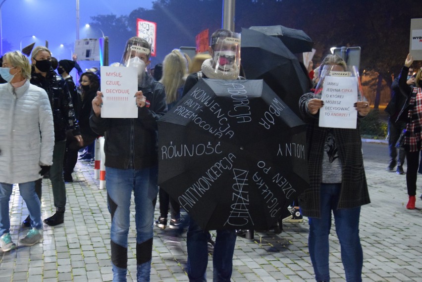 Protest przeciwko zaostrzeniu prawa aborcyjnego w Kędzierzynie-Koźlu. Policja groziła użyciem środków przymusu bezpośredniego