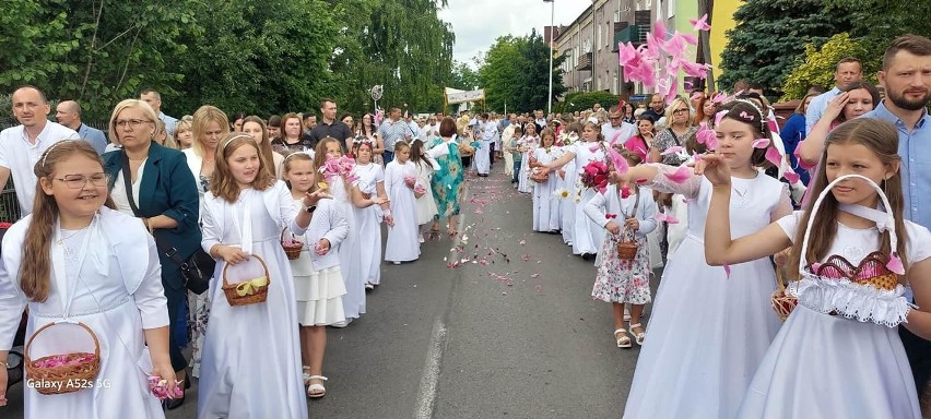 Ulicami Ostrowca Świętokrzyskiego przeszły procesje. Piękna...