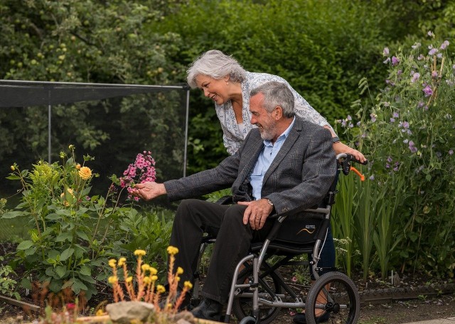 Ogród może być wspaniałym hobby również dla osoby poruszającej się na wózku inwalidzkim.