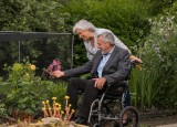 Ogród dla osoby poruszającej się na wózku inwalidzkim to wyzwanie, ale można go urządzić. Sprawdź, na co zwrócić uwagę