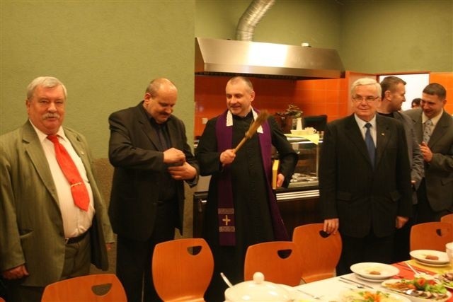 Ksiądz Marek Tabaszewski święci pokarmy podczas świątecznego spotkania w Świętokrzyskim Związku Piłki Nożnej.