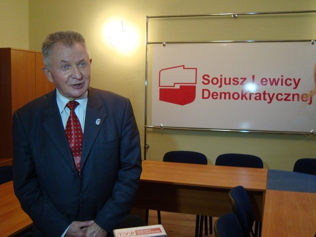 Longin Pastusiak poprowadził w Gorzowie wykład ,,Wybory po amerykańsku". Potem długo podpisywał swoje książki czytelnikom.