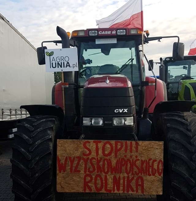 - Protestujemy przeciwko nowej ustawie tzw. piątce Kaczyńskiego - mówi Michał Dams