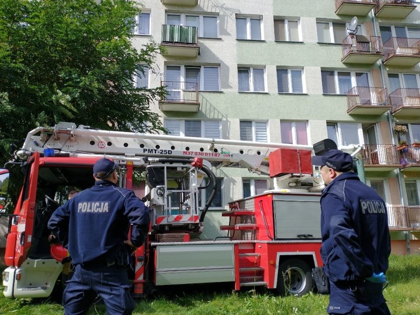 Śmieci po sam sufit - inowrocławianin mieszkał w nich razem ze schorowaną matką