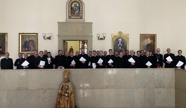 Abp Adrian Galbas wręczył dekrety dzień przed swoim ingresem do katowickiej katedry.