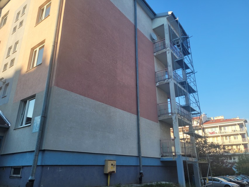 W bloku przy Szafirowej w Lublinie rozpoczął się remont balkonów. Mieszkańców nie uprzedzono o tym fakcie. "To jest skandaliczne"