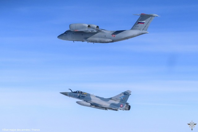 Dwa francuskie samoloty Mirage 2000-5 przechwyciły rosyjski samolot transportowy An-72