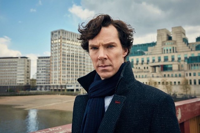 "Sherlock" - NetflixJedna z wielu interpretacji przygód najsłynniejszego detektywa na świecie. John Watson jest lekarzem wojskowym, a także weteranem, który zupełnie niedawno wrócił z wojny. Wkrótce poznaje genialnego detektywa Sherlocka Holmesa. Watson postanawia pomagać intrygującemu nowemu znajomemu w rozwiązywaniu zagadek kryminalnych.media-press.tv