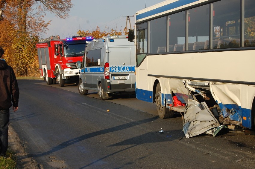 Kościerzyna. Wypadek z udziałem autobusu. Dwie osoby zostały ranne [ZDJĘCIA]