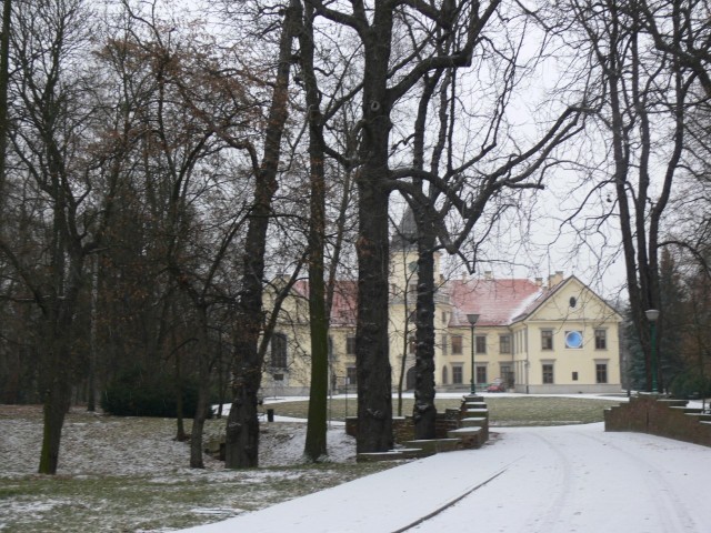  Dla Tarnobrzega i jego mieszkańców Zamek  Tarnowskich w Dzikowie i otaczający go park to zabytkowa perła. Obecnie mieści się tam Muzeum Historyczne Miasta Tarnobrzega.