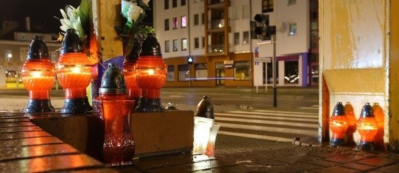 W ostatnim czasie to już drugie miejsce w Świnoujściu, gdzie na ulicy palą się znicze. Niespełna dwa miesiące temu zapłonęły na ulicy Hołdu Pruskiego, przed kamienicą w której tragicznie zginął jeden z lokatorów.