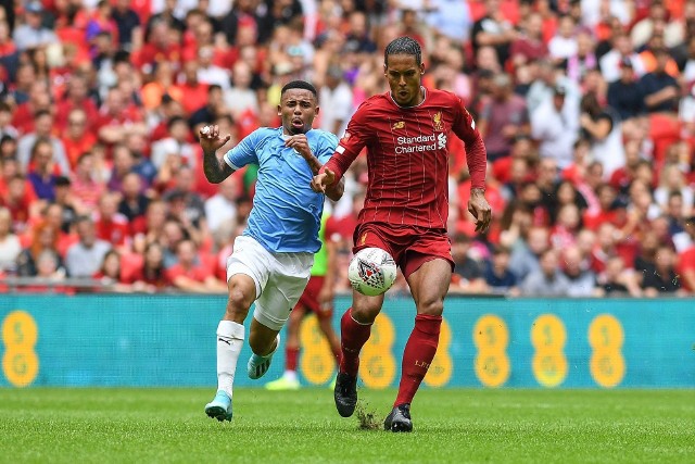 Wielu fanów czekało na ten moment. Po kilkumiesięcznej przerwie wraca Premier League. Emocjonująca batalia z poprzedniego sezonu pomiędzy Manchesterem City, a Liverpoolem rozbudziła zmysły kibiców na całym świecie. Czy ten sezon będzie równie pasjonujący? Oto zapowiedź rozgrywek 2019/2020 w Anglii.