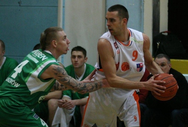 Łukasz Fąfara (z piłką) zdobył w sobotę dla kieleckiego zespołu 13 punktów.