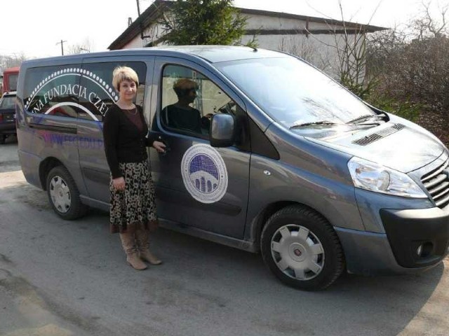 Dyrektor Zofia Stachura prezentuje nowe auto zakupione przez fundację Czerneckich dla jej szkoły.