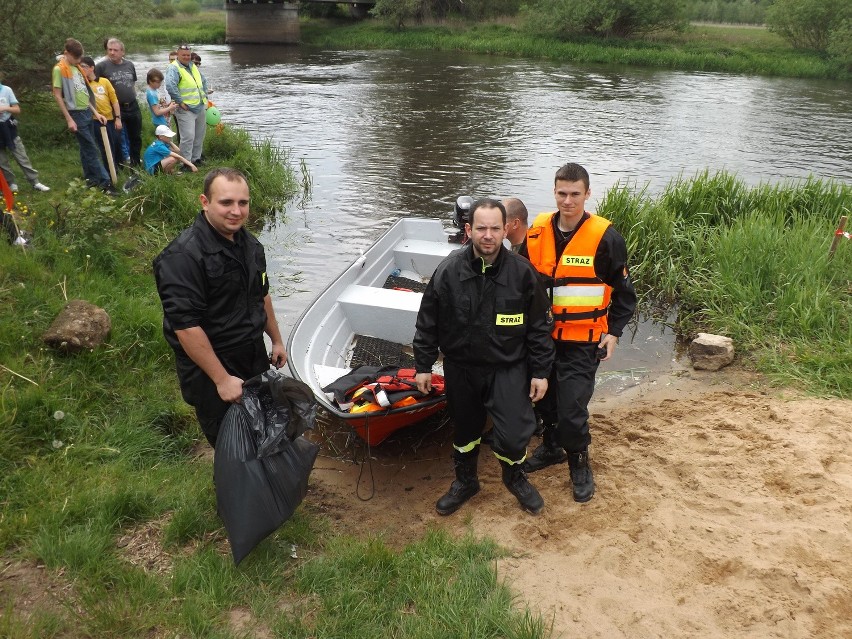 Niezawodni strażacy OSP Gościno sprzątali rzekę z łódki
