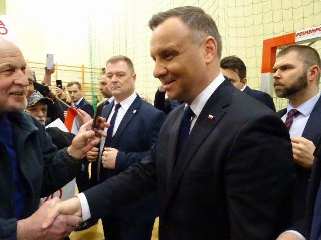 W czwartek wieczorem w Chełmnie była okazja spotkać się z prezydentem RP Andrzejem Dudą. Do Miasta Zakochanych przyjechał jako ubiegający się o reelekcję. Z zainteresowanymi spotkał się w sali gimnastycznej Zespołu Szkół nr 2. Z ciekawostek zakulisowych? Do dyspozycji Andrzej Duda dostał gabinet dyrektora ZS nr 2, Jacka Kordowskiego. Z kolei obiad zjadł w pokoju nauczycielskim.