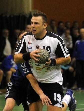 Obrotowy AZS AWF Bartosz Janiszewski zdobył w sobotę dwie cenne bramki i dzielnie walczył w obronie