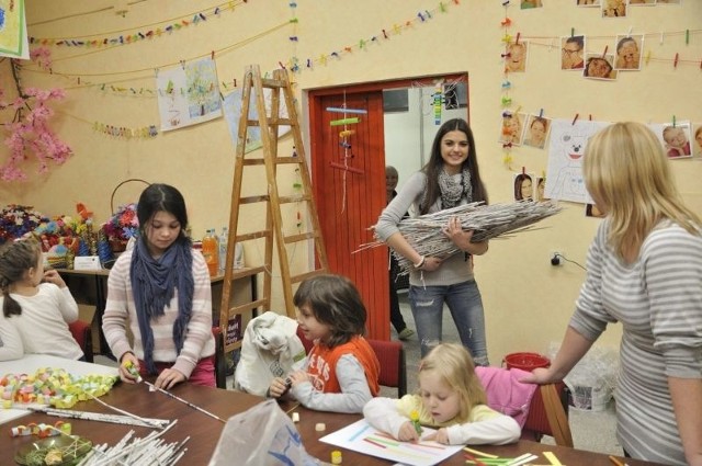W robieniu makulaturowej wikliny a później choinkowych ozdób pomagała dzieciom Ola Szczęsna, II Wicemiss Polonia 2012 i kandydatka do tytułu Miss Earth 2013.